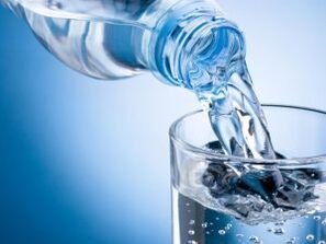 Εάν πάσχετε από ουρική αρθρίτιδα, πρέπει να αυξήσετε την ποσότητα του πόσιμου νερού. 
